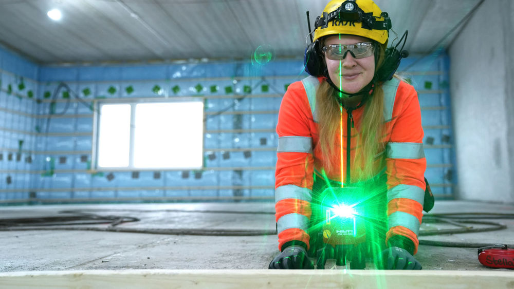 Snickare står vid en såg.