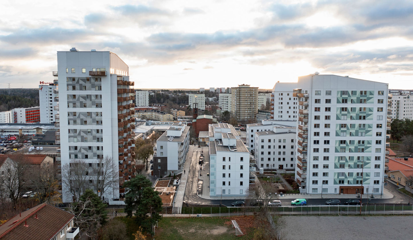 Drönarfoto över ett bostadskvarter, Högdalen i Stockholm.