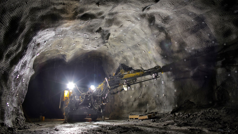 Bergförstärkning i malmgruvan. 