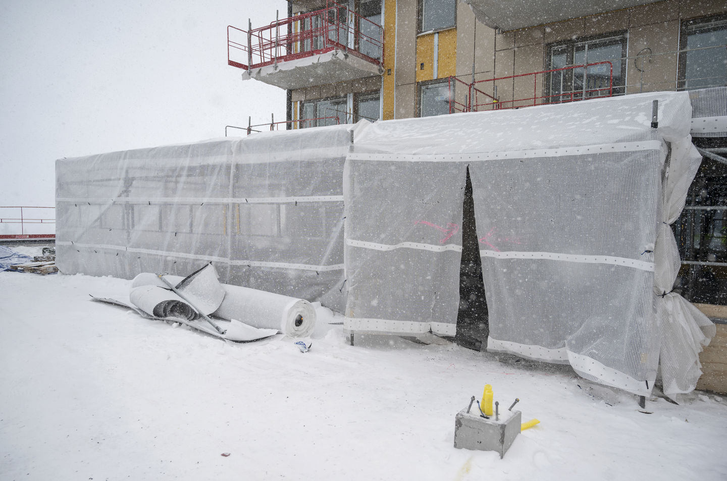 Bild på ett väderskydd där man arbetar med Kirunaflytten trots snöstorm.
