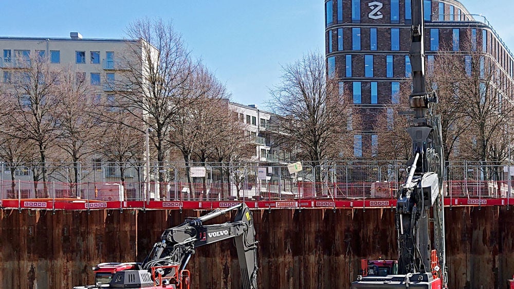 Foto av en grundläggningsmaskin arbetar.
