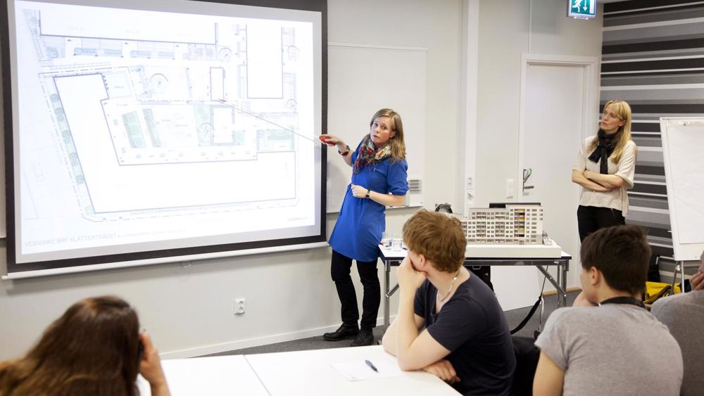 Workshop med köparna i Brf Klätterträdet kring utformning av Göteborgs första grönskande tak. Foto: Veidekke