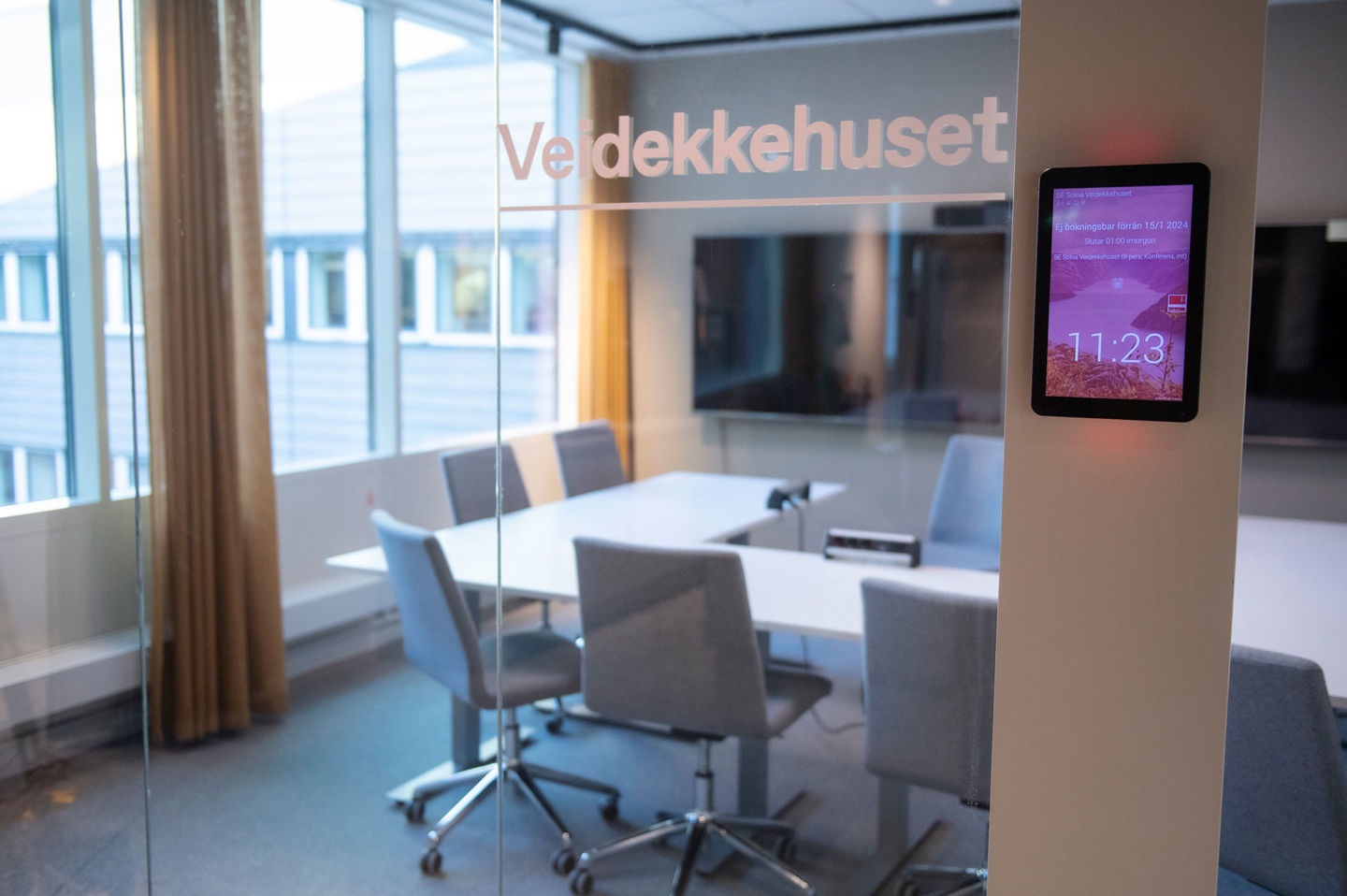 Bild på ett konferensrum med bokningsskärm
