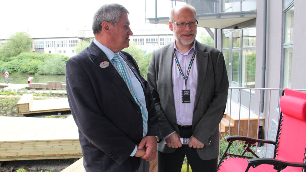 Bostadsministern besökte Veidekkes Svanenmärkta flerbostadshus i Annedal 2012