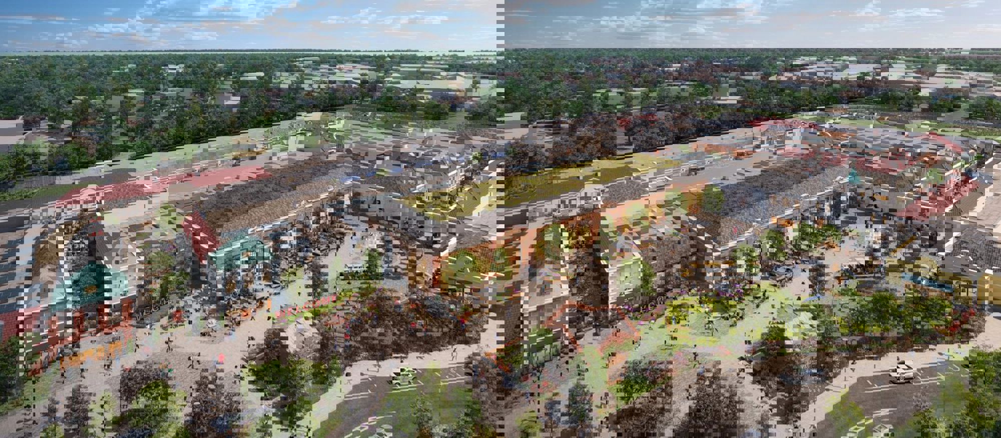 Flygbild över ett shoppingcenter med byggnader i traditionell stadsmiljö