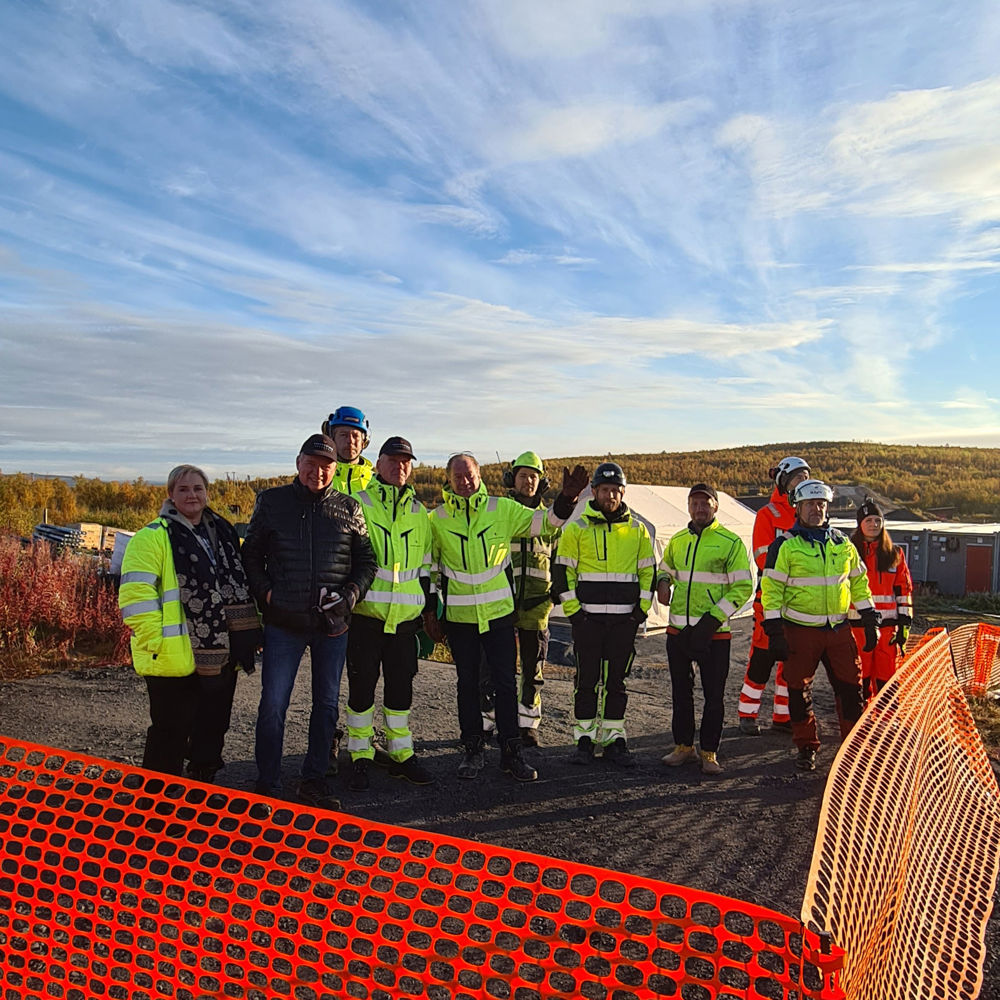 En grupp byggarbetare står tillsammans.