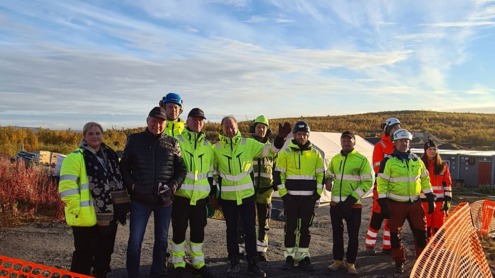 En grupp byggarbetare står tillsammans.