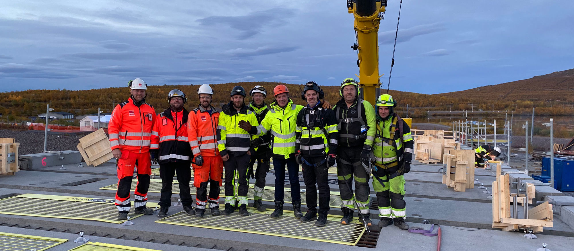 En grupp byggarbetare står tillsammans.