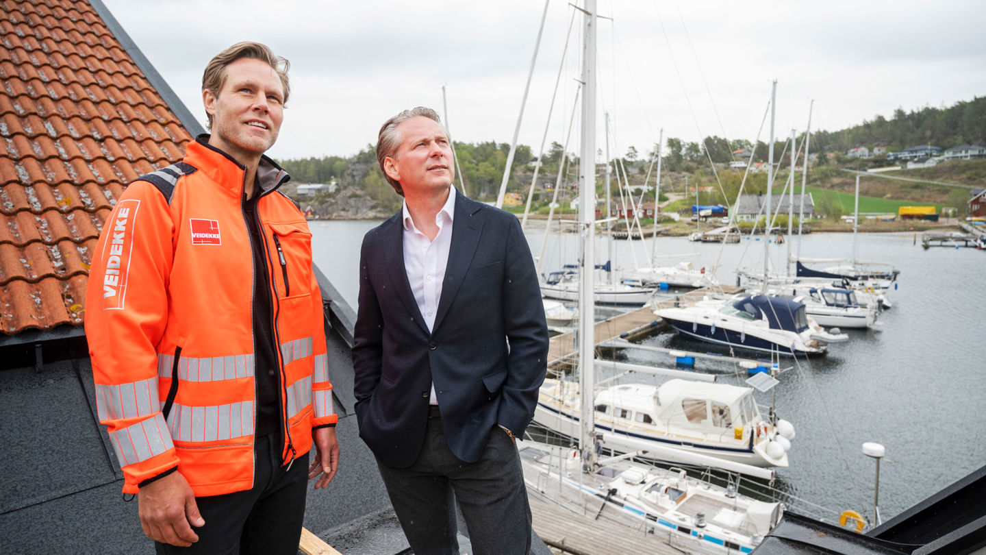 Jonas Keide och Oscar Taube står och pratar med varandra i Kungsvikens hamn.