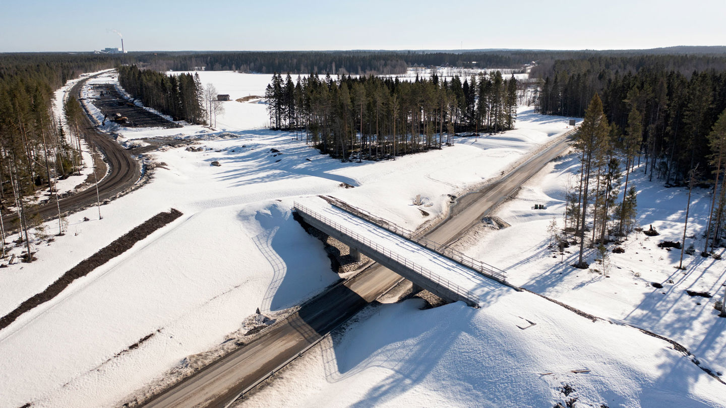 En färdigställd bro i, som är en del av Norrbotniabanan.