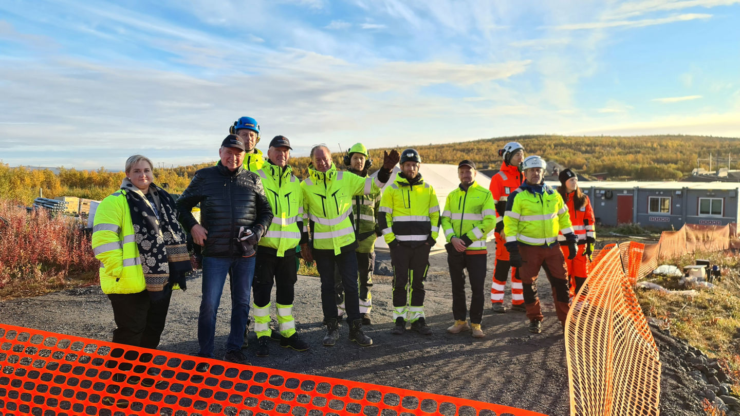 Grupp med byggarbetare står tillsammans.