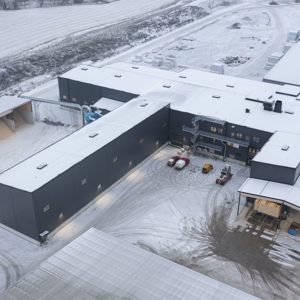 Industribyggnad med snö på taket