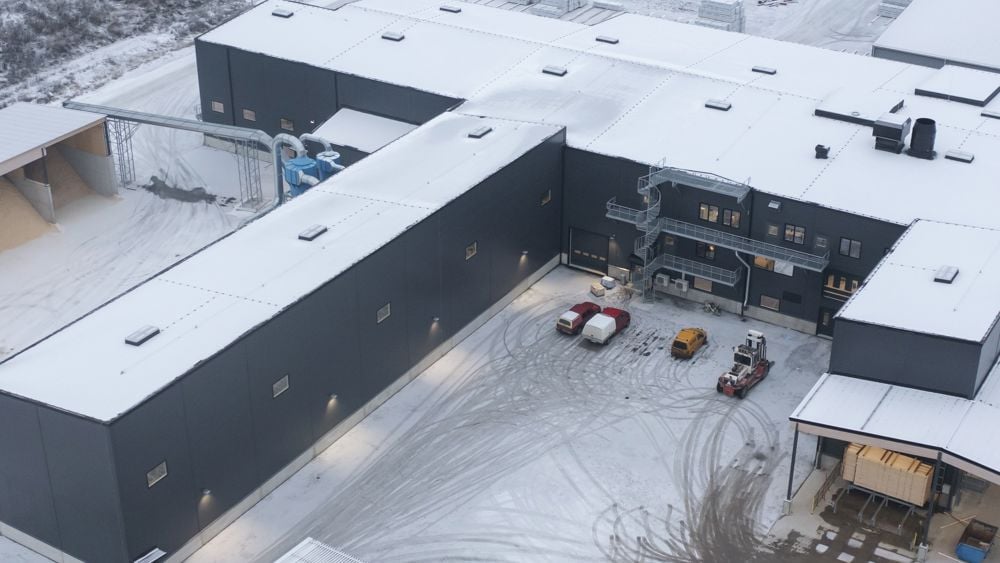 Industribyggnad med snö på taket