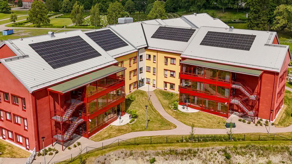 Drönarfoto av Lövsta vård- och omsorgsboende i Heby