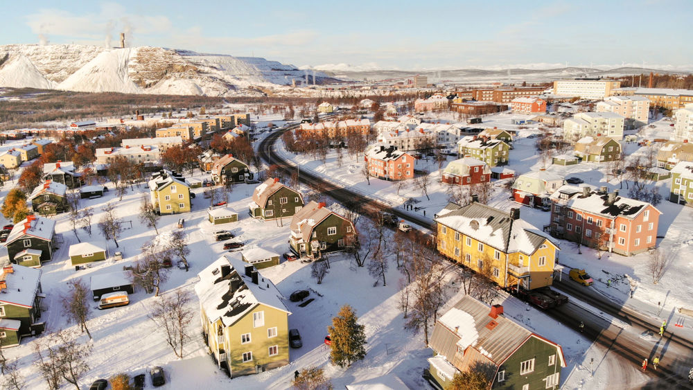 Drönarfoto över Kiruna där man ser ett hus transporteras på en lastbil.