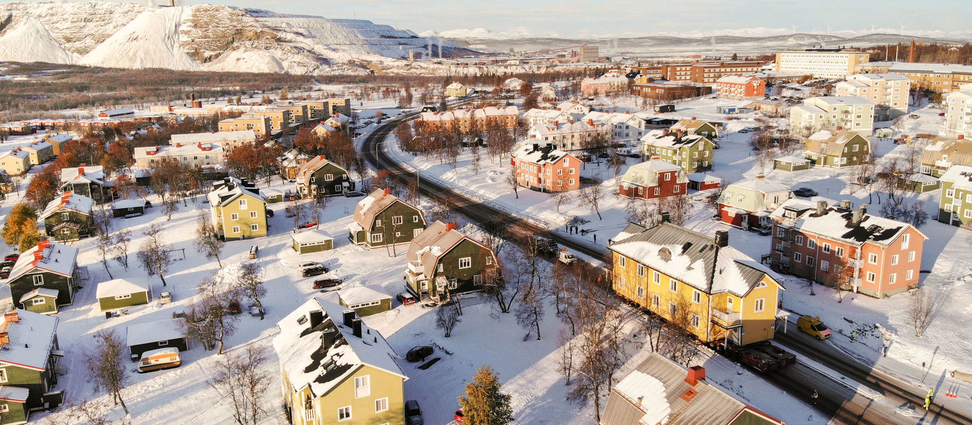 Drönarfoto över Kiruna där man ser ett hus transporteras på en lastbil.