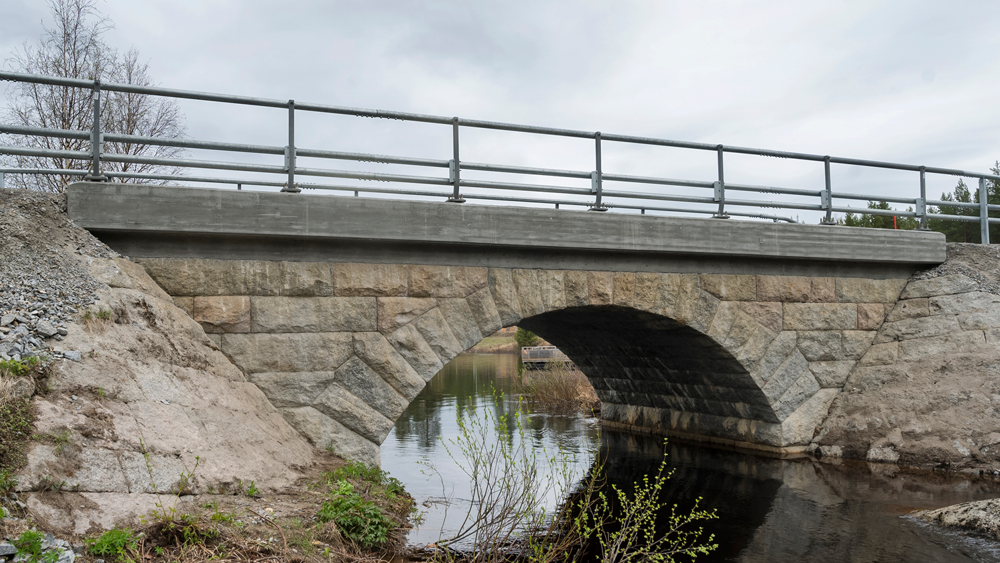 Stenbro över en bäck.