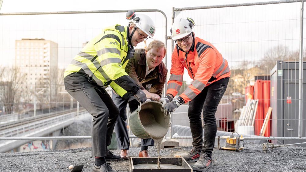 Jonas Schneider, vd Familjebostäder, gjöt en betongplatta tillsammans med Dennis Wedin, bostads- och fastighetsborgarråd (M), ordförande Familjebostäder och Arne Svensson, regionschef, Veidekke