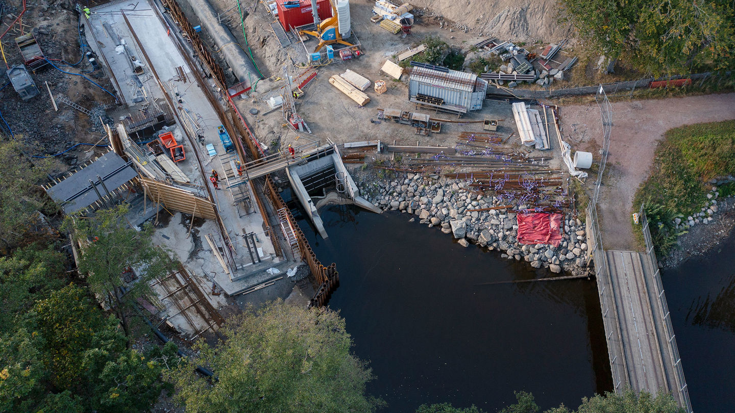 Drönarbild över Mölndalsån vid projektet Grevedämmet.