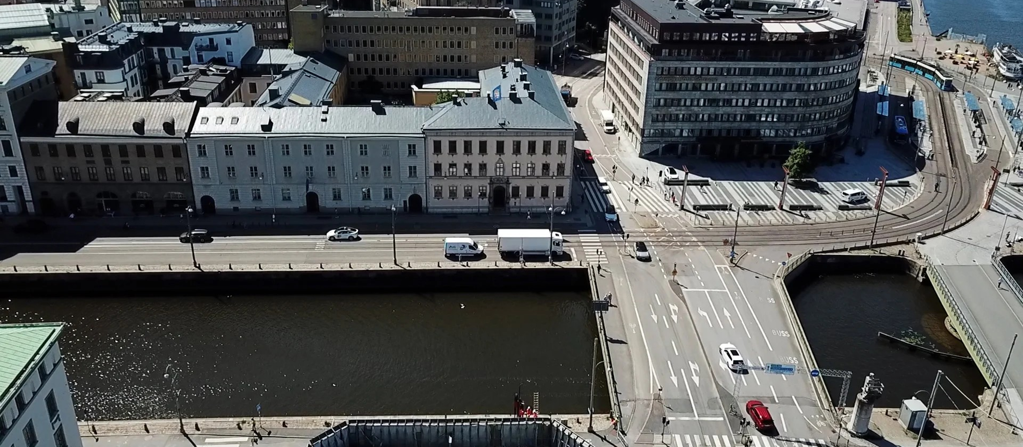 Flygbild över trafik och vägar med stora hamnkanalen i mitten