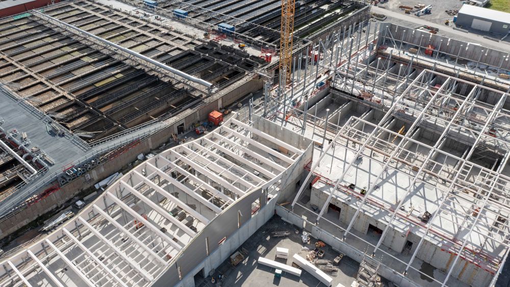 Vy över en vattenreningsanläggning med byggnadsställningar