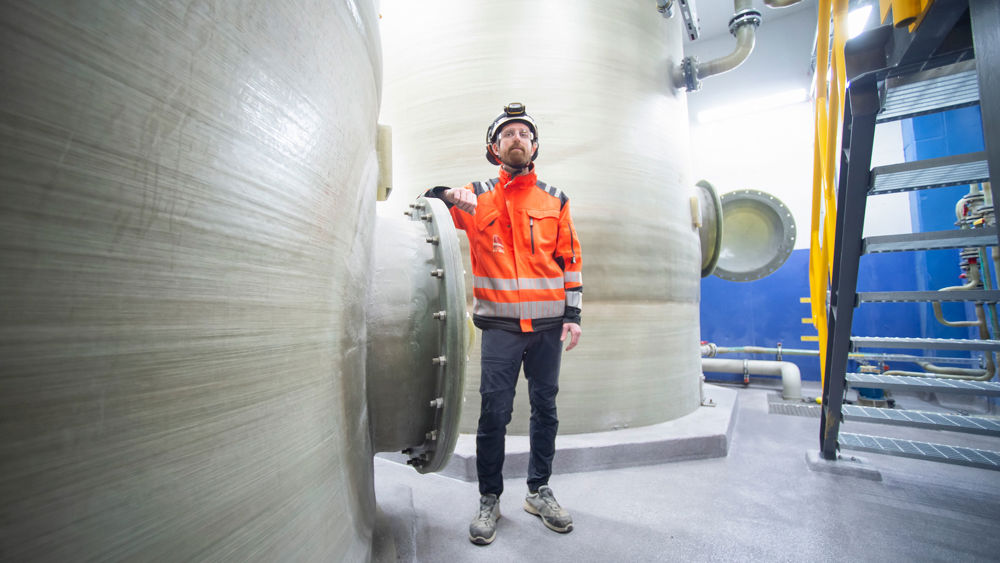 Man stående i en nybyggd industribyggnad för zinkåtervinning.