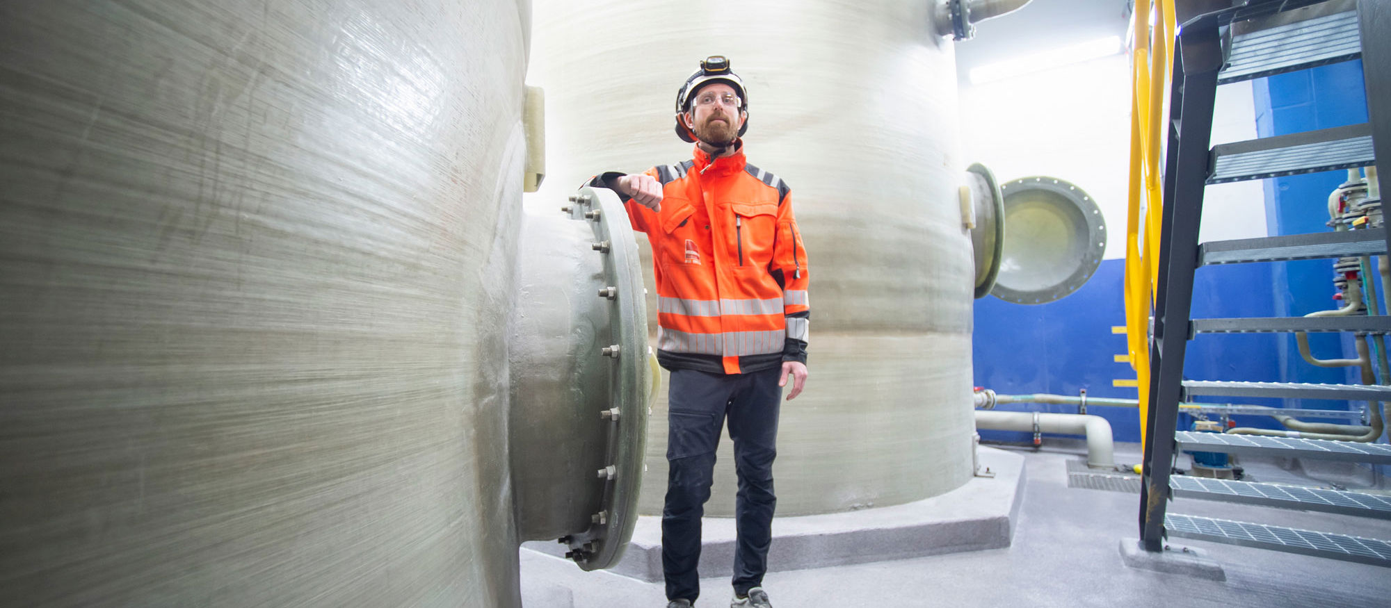 Man stående i en nybyggd industribyggnad för zinkåtervinning.