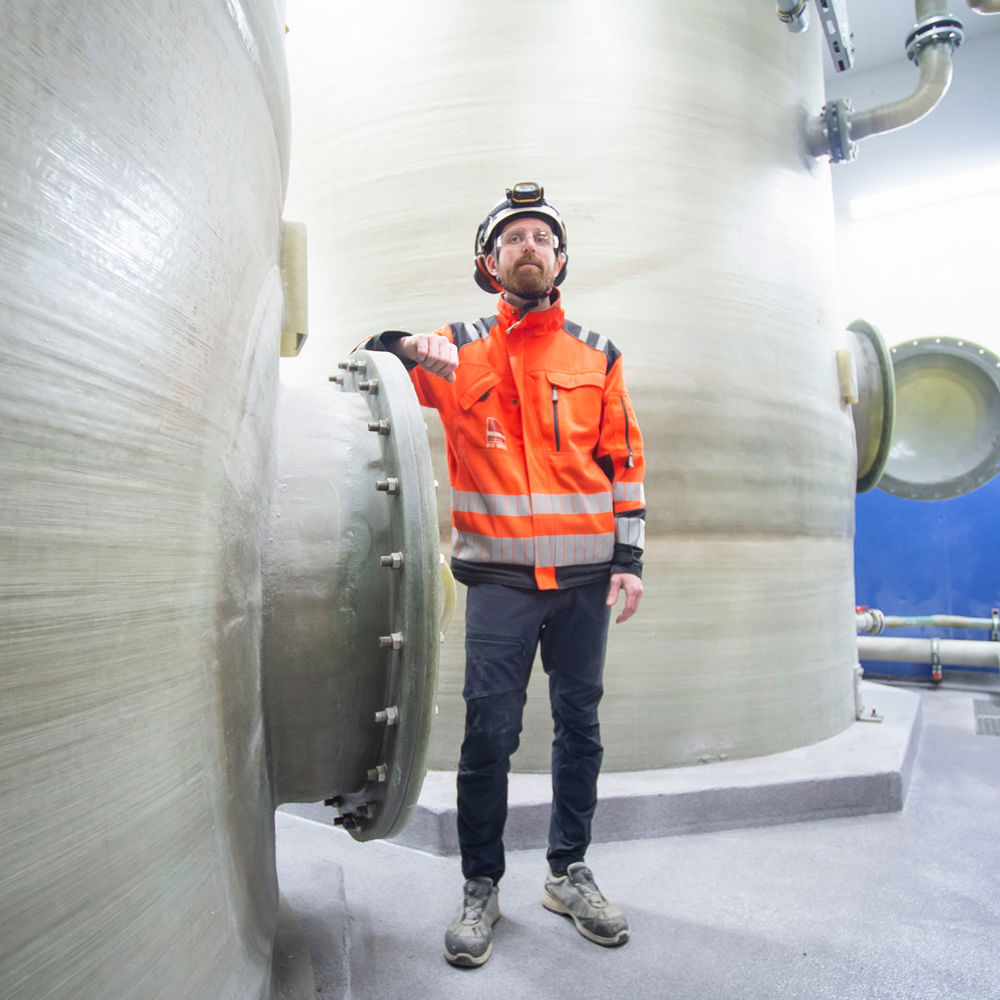 Man stående i en nybyggd industribyggnad för zinkåtervinning.