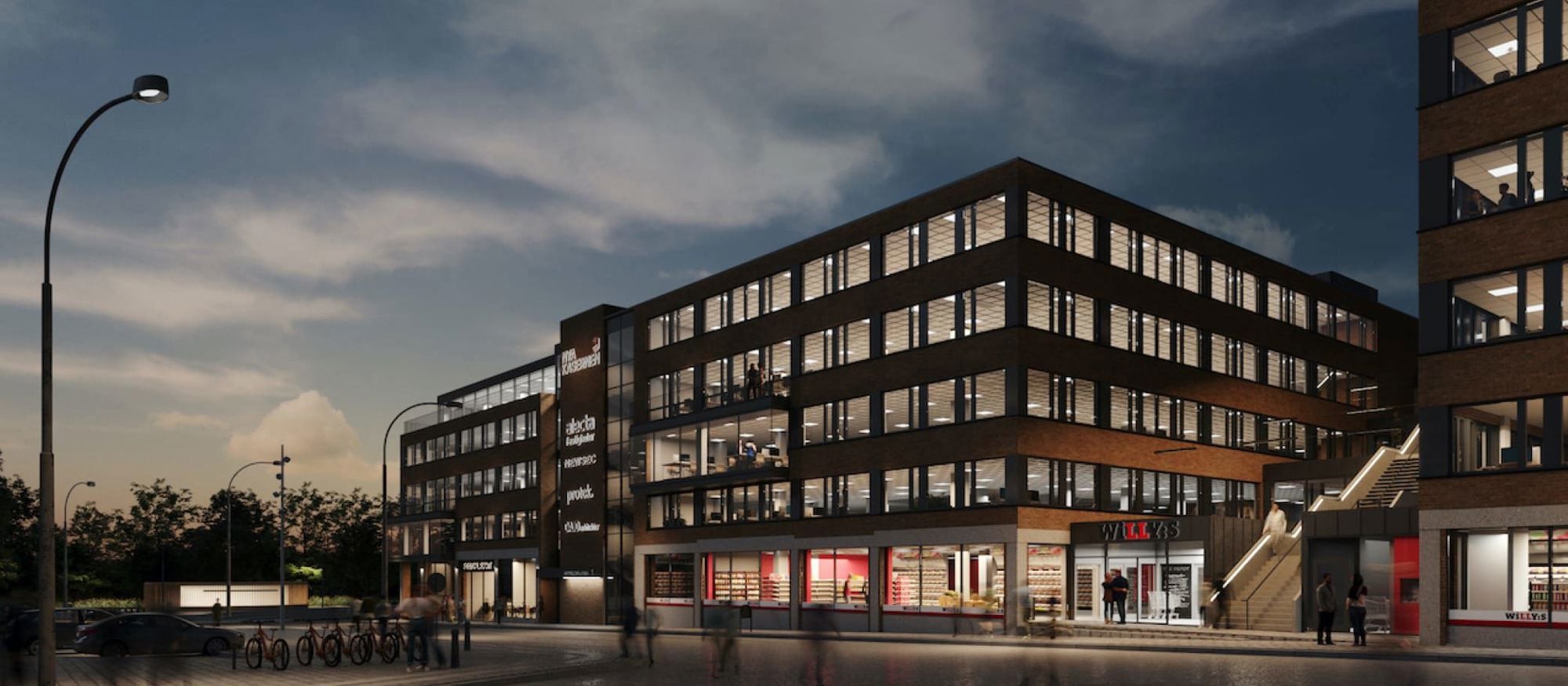 Brunt kontorshus i flera våningar med upplysta fönster i mörk stadsmiljö - Regina