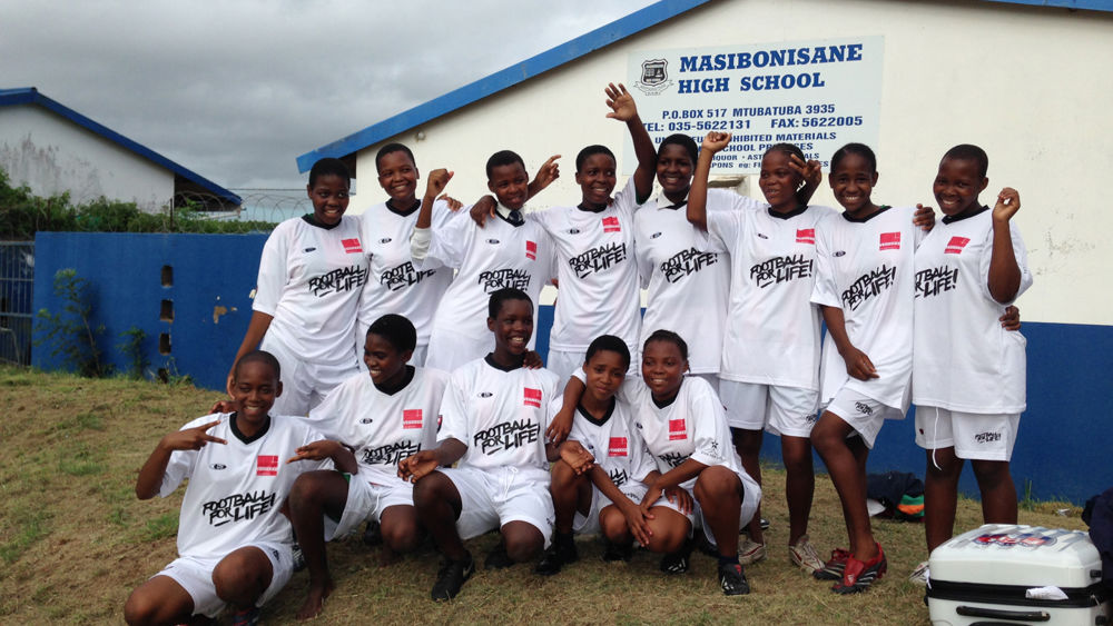 På Masibonisane High School i Sydafrika ska ett fotbollscenter för tjejer byggas.