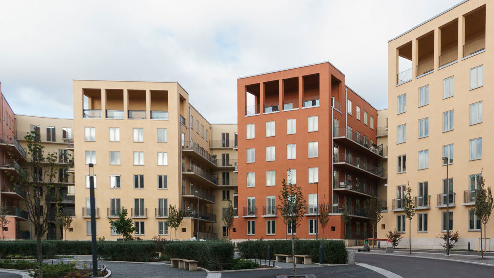 Fotografi av fasad på ett nybyggt hus.