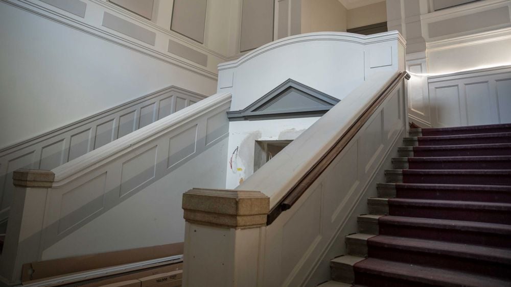 Pampig trappa i äldre byggnad under renovering