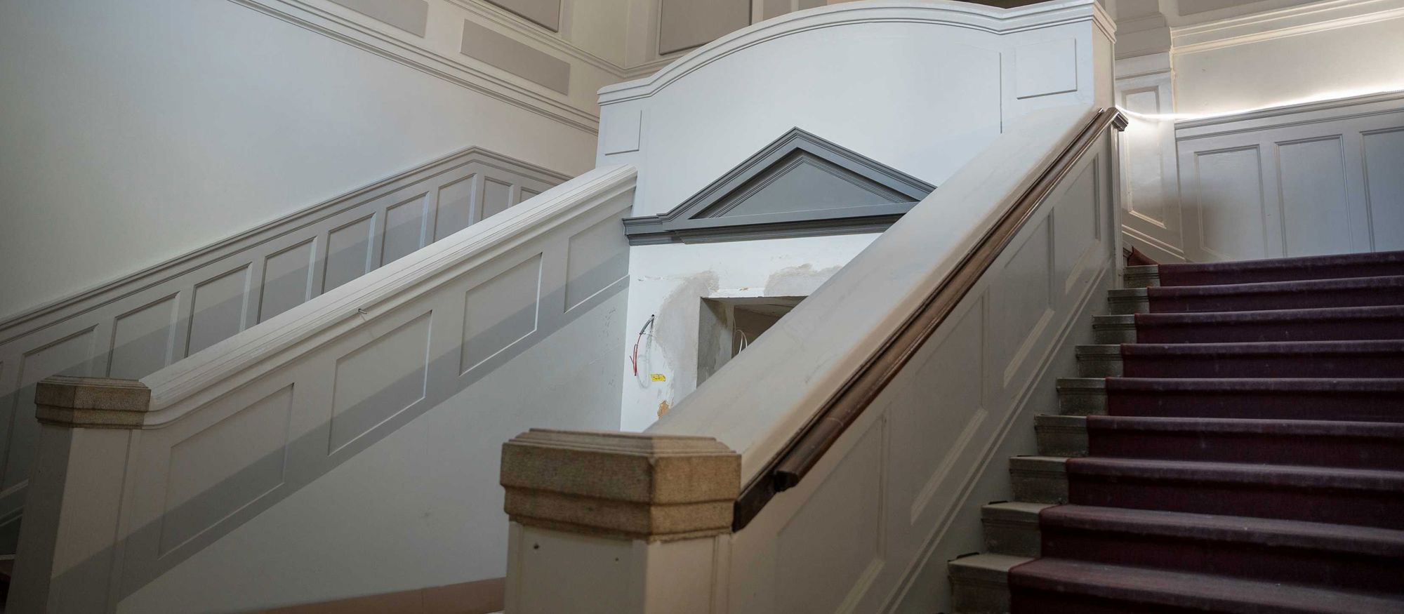 Pampig trappa i äldre byggnad under renovering