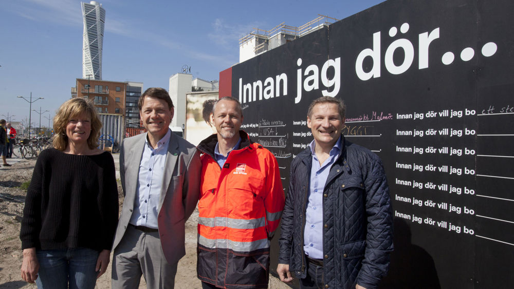 Åsa Ekman, köpare i Brf Barcelona, Ragnar Unge, vd Svanen, Claes Jeppsson, Regionchef Veidekke Bostad och Milan Obradovic, Kommunalråd i Malmö, skrev först på drömplanket. Foto: Joachim Wall.
