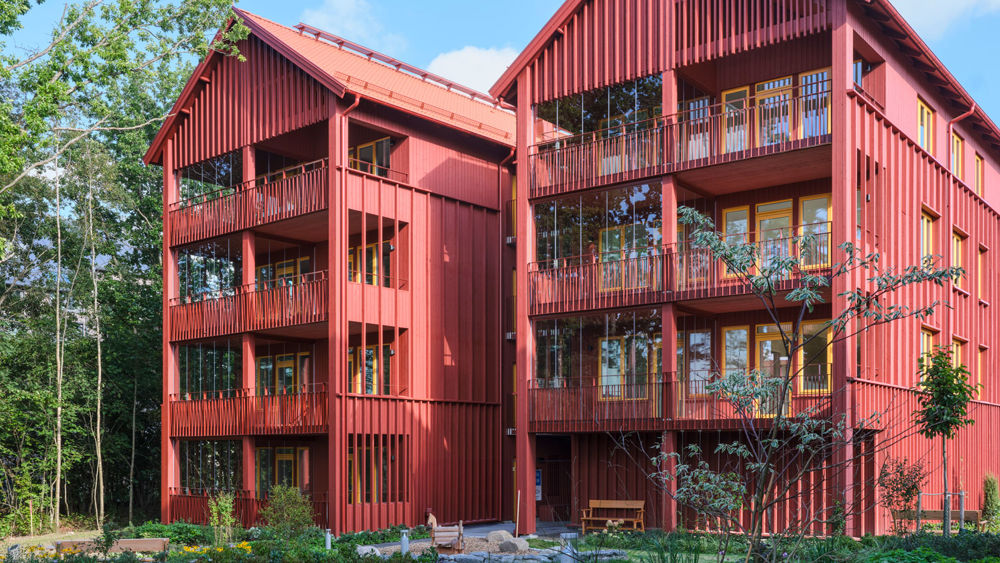 Två röda lägenhetshus.