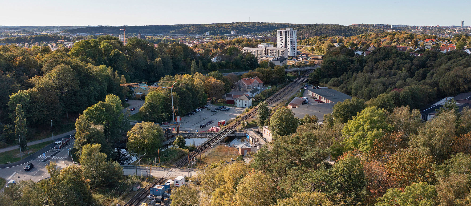 Drönarfoto över en del av Mölnalsån där man ser byggarbetsplatsen i projekt Grevedämmet.