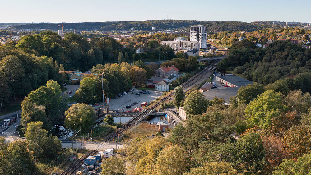 Drönarfoto över en del av Mölnalsån där man ser byggarbetsplatsen i projekt Grevedämmet.