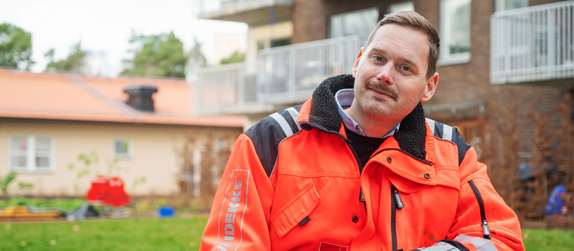 Medarbetare på Veidekke i varseljacka.