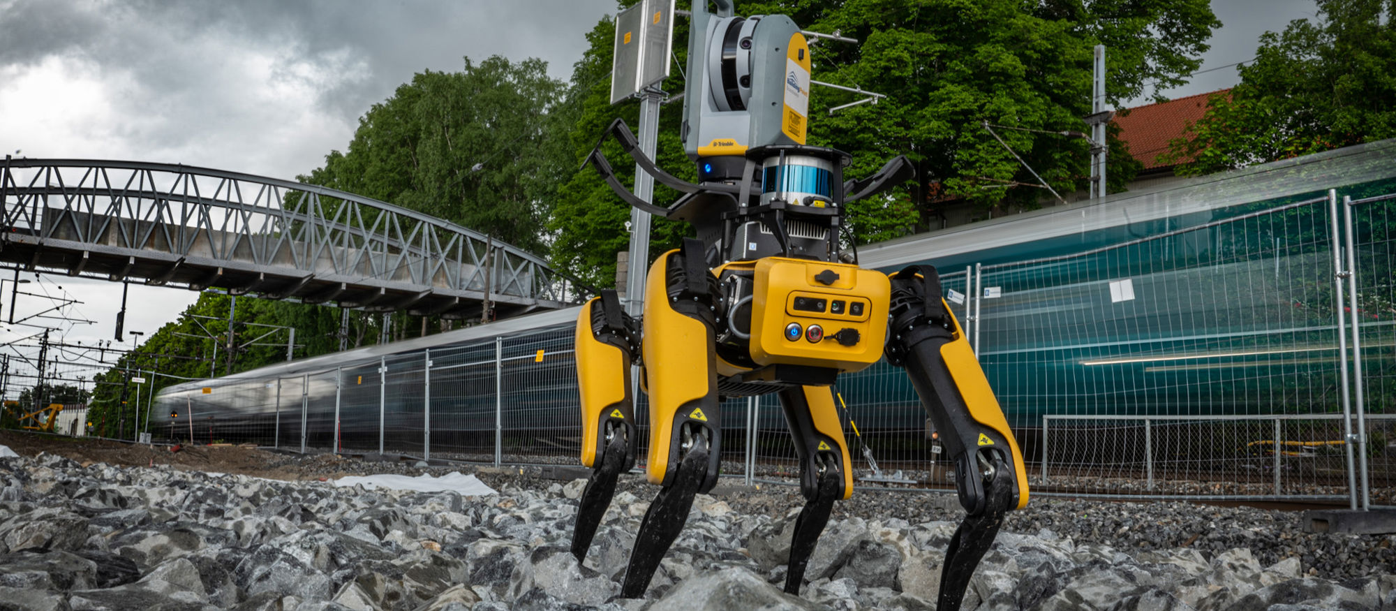 Robothunden Spot i en tunnel framför människor.