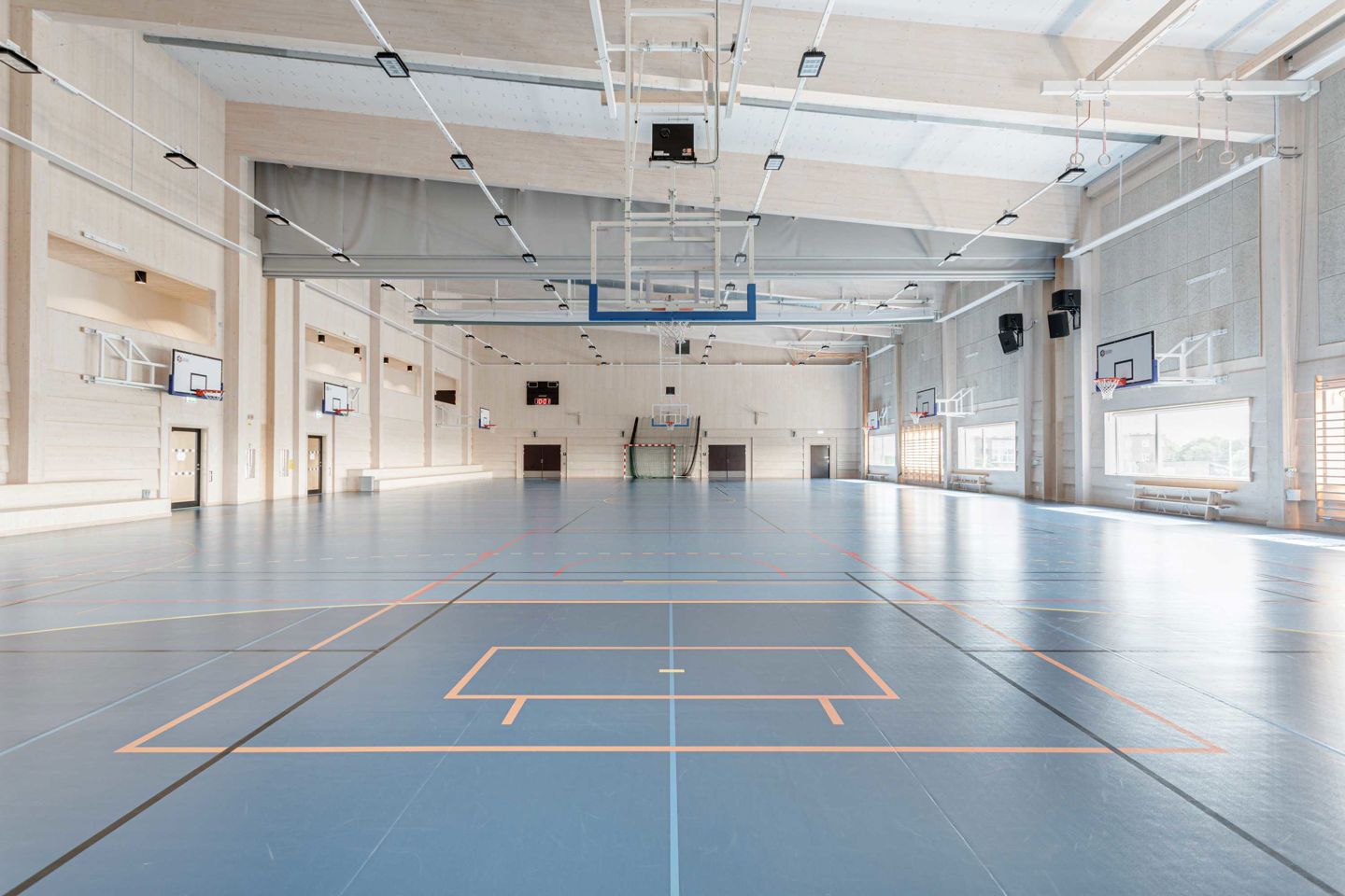 Interiörbild från ljus idrottshall 