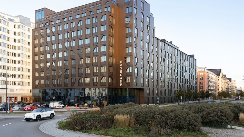 Basecamp. Modern brun 10-våningsbyggnad i stadsmiljö