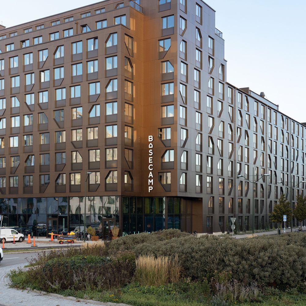 Basecamp. Modern brun 10-våningsbyggnad i stadsmiljö