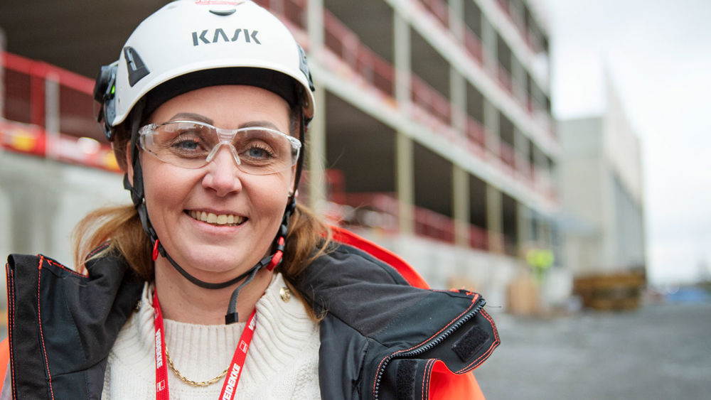 En kvinnlig leende projektchef på Veidekke