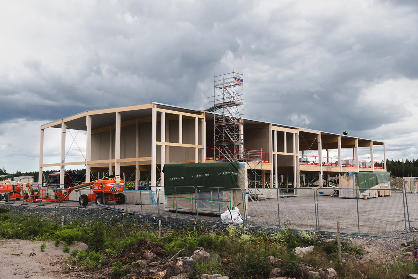 Trästomme till SKB:s nya geologibyggnad i Forsmark, en större industrbyggnad under pågående produktion.