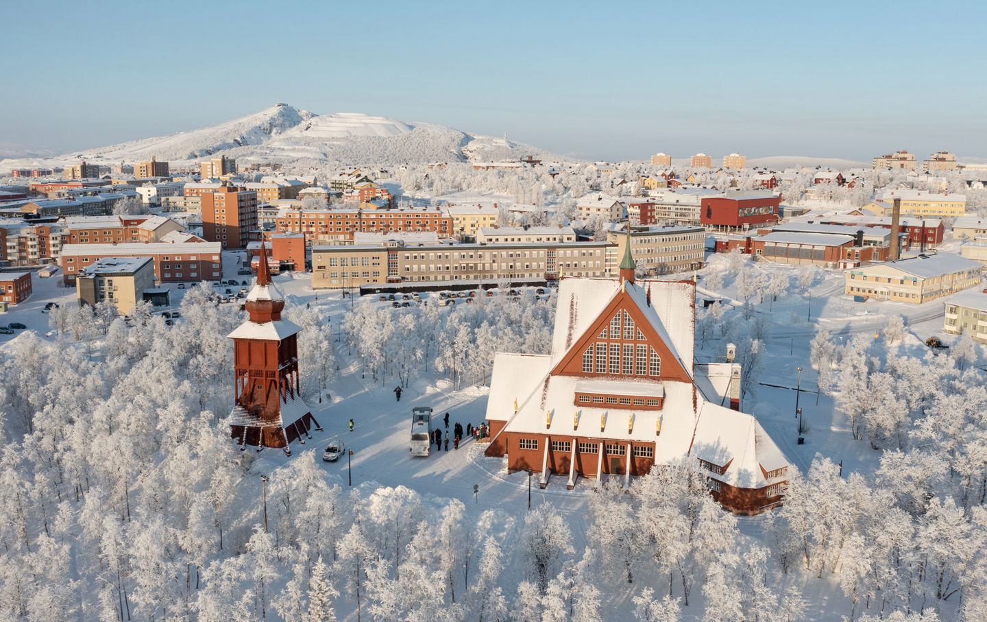 Drönarbild över ett snöigt Kiruna.