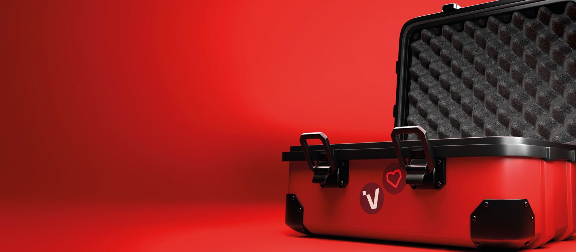 Röd portfölj står på glänt mot röd bakgrund