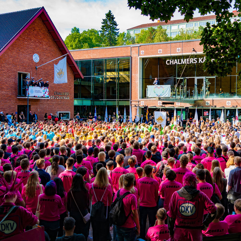 Foto av Chalmers Teknologgård fylld med studenter