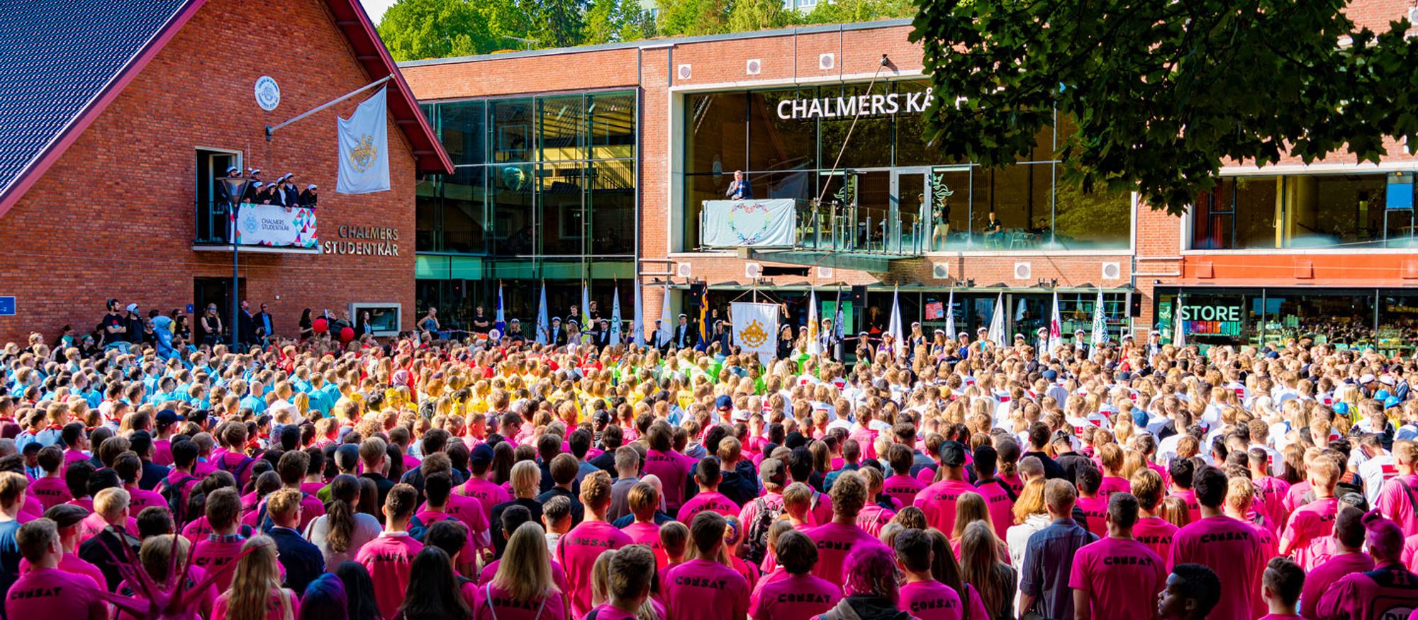 Foto av Chalmers Teknologgård fylld med studenter