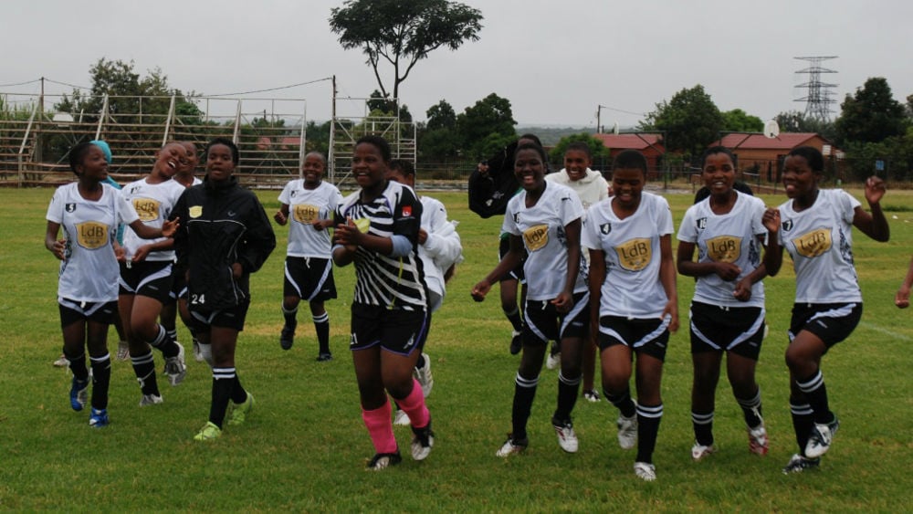 Nu planeras tio damfotbollscentra i Sydafrika