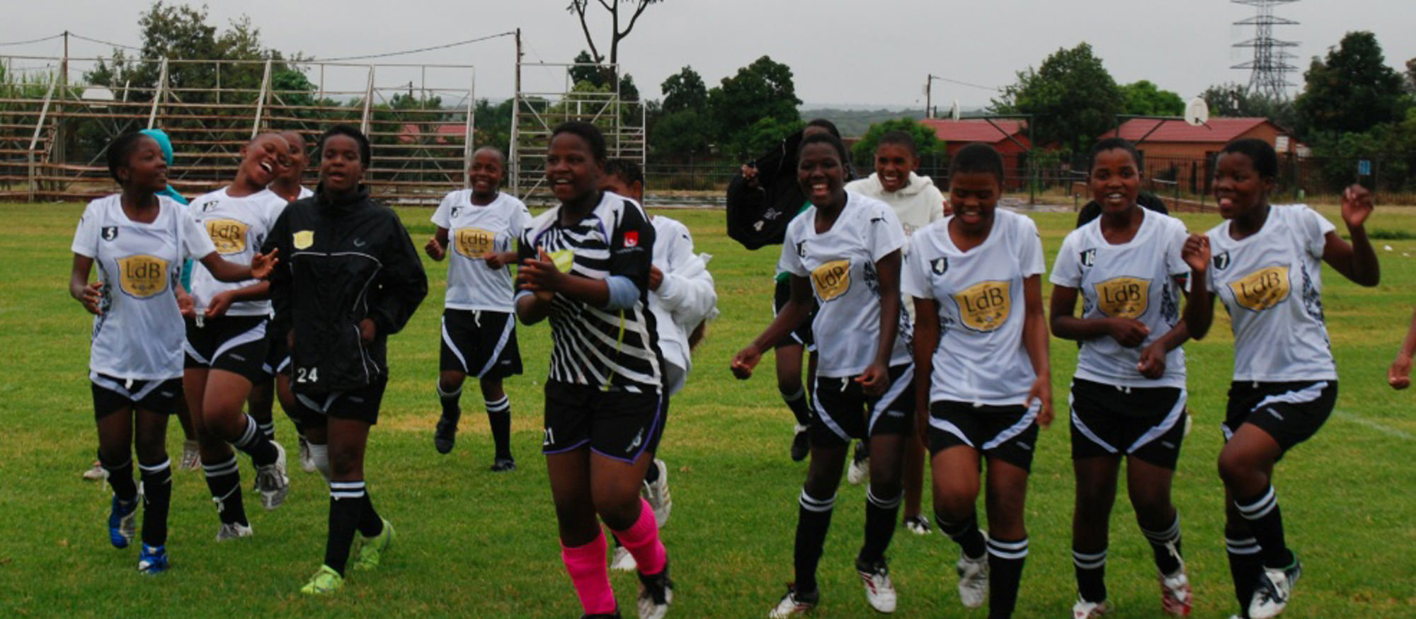 Nu planeras tio damfotbollscentra i Sydafrika